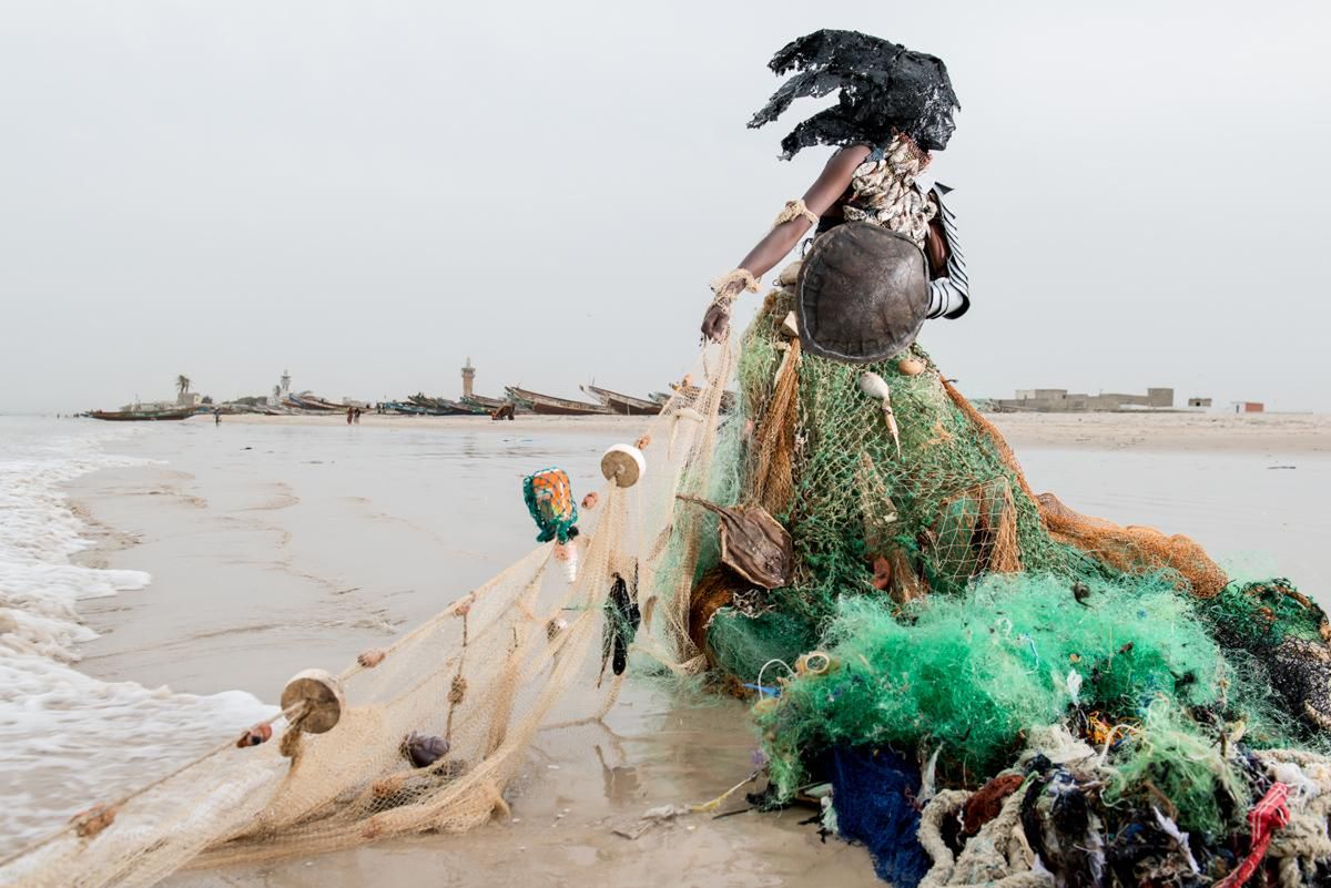 Ponieważ w Afryce trzeba dostać pozwolenie niemal na wszystko, zatem wykonanie cyklu trwało aż dwa lata. Projekt został sfinansowany przez Ecofund, które za pomocą strony typu crowdfunding zebrało 125% pierwotnego celu, jakim było 10 000 euro. Celem jest tworzenie świadomości o zagrożeniach związanych z degradacją środowiska naturalnego, w miejscach takich jak Senegal.