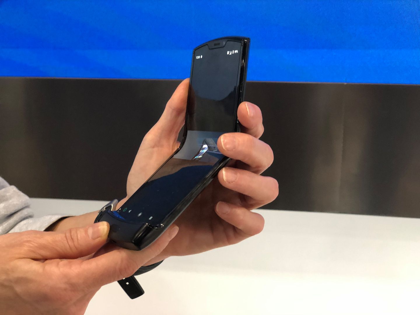 Motorola razr oficjalnie. Widzieliśmy nową klapkę ze składanym ekranem 7