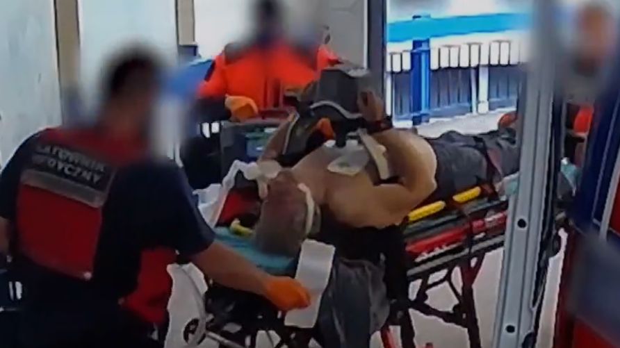 71-letni pan Jerzy umierał na przystanku autobusowym w centrum Gdyni.