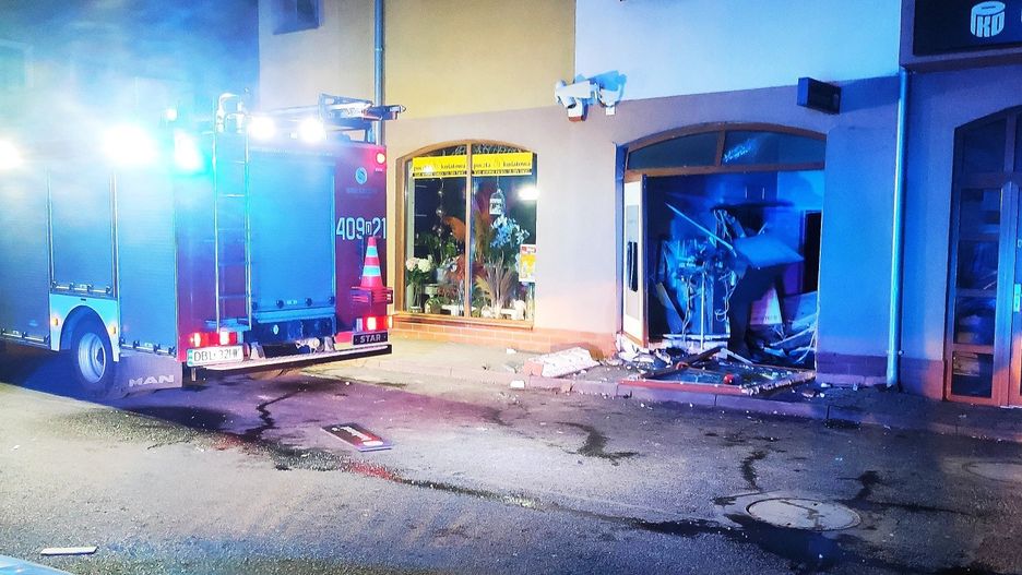 Nowogrodziec. Wysadzono bankomat. Sprawcy wybuchu poszukiwani