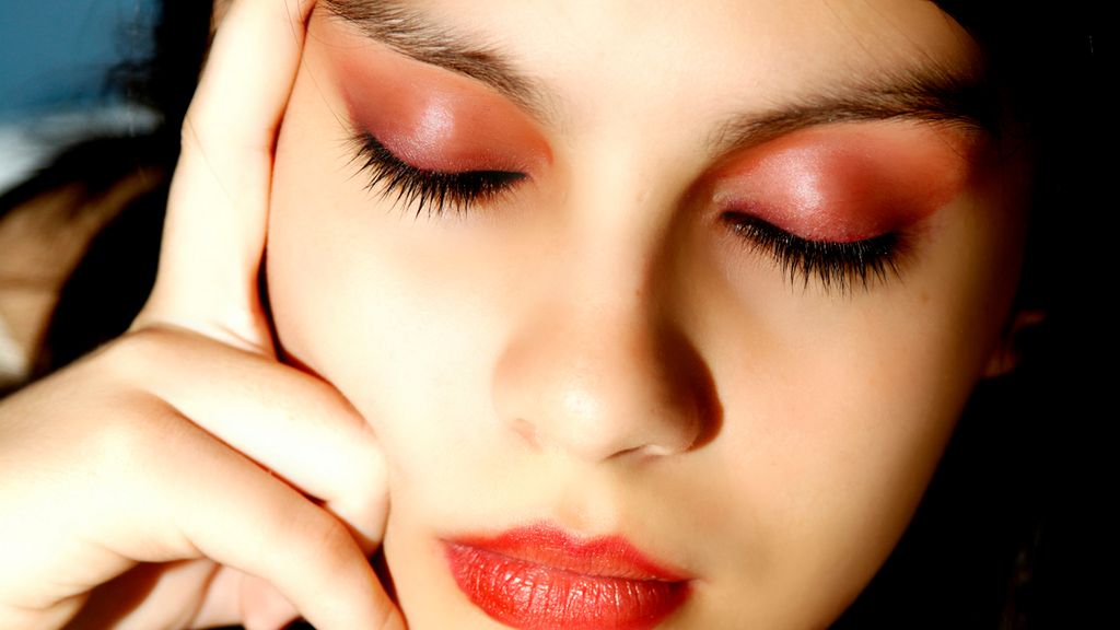 Odpowiedni makijaż powinien być dobrany do owalu twarzy, kształtu brwi, ust i wielkości oczu