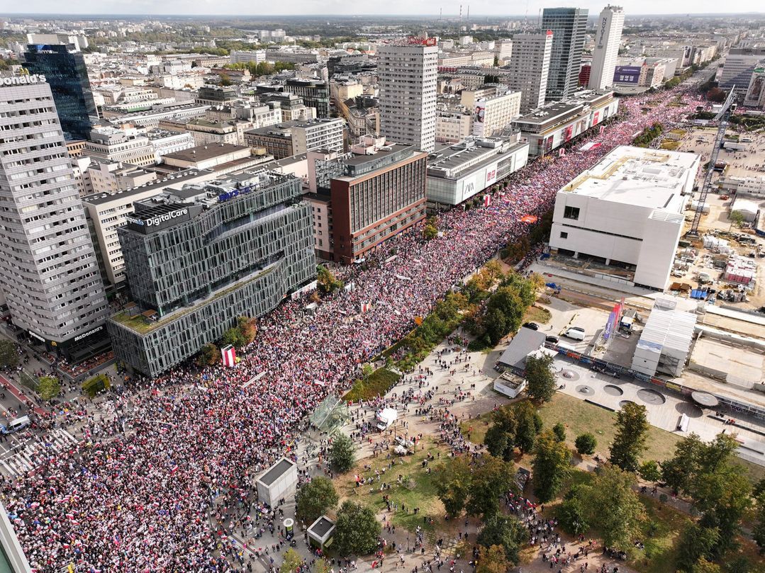 У поляків спитали, чи змінить "Марш мільйона сердець" політичну ситуацію в країні