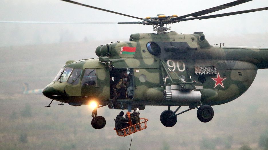 Białoruskie śmigłowce niedaleko Białowieży. Generałowie komentują