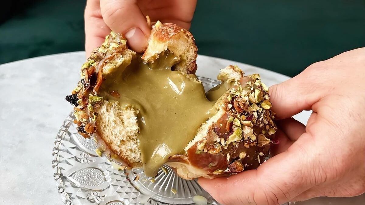 Pączek pistacja z crunchy w cukierni Pastorella