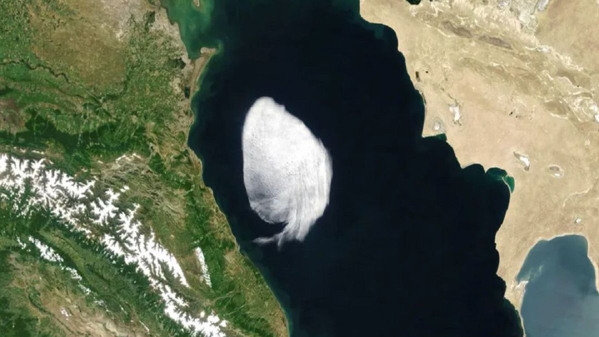 Zaobserwowała ją satelita NASA. Wielka chmura nad Morzem Kaspijskim