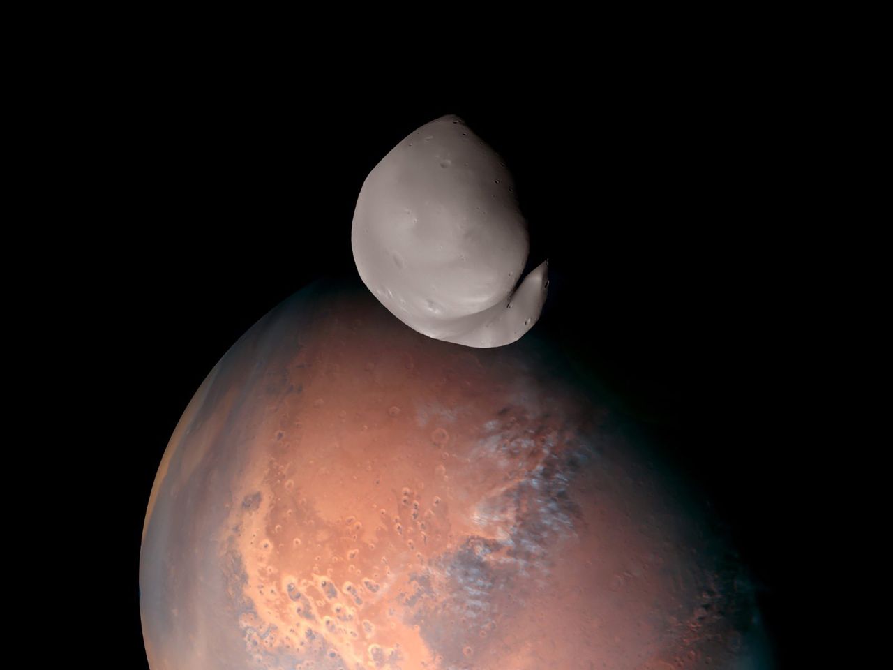 Deimos to mniejszy i bardziej odległy z księżyców Marsa.