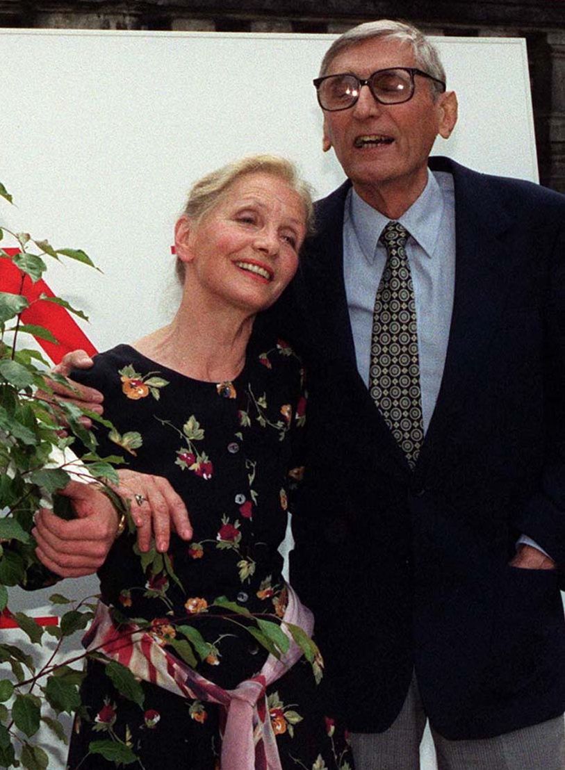 Grzelak Stenka Rooijens Milewska ZawadaWARSZAWA, 19.06.2000r. N/z: (od lewej) Janusz Grzelak z �on� Danut� Stenk�, Rinke Rooijens, m�� Kayah i popularna aktorka Anna Milewska z m�em Andrzejem Zawad� - to "Pary  Roku 1999" wybrane przez czytelnik�w miesi�cznika "Pani". Dzisiaj laureaci plebiscytu na "Par  Roku 1999" oderali przyznane im nagrody czyli "Srebrne Jab�ka". 
PAP Andrzej Rybczy�ski
/bp/Andrzej Rybczy�ski