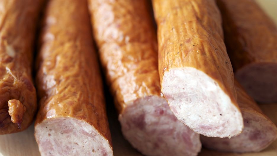 Tradycyjna wędzona kiełbasa wielkanocna