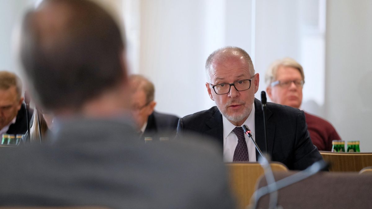 Zatrzymanie Romana Giertycha. Adwokat Jacek Trela (przodem do kamery) zapewnia, że Naczelna Rada Adwokacka będzie bronić praw mecenasa.