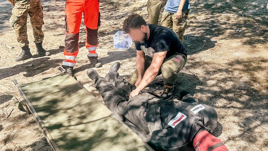 Jednym z etapów szkolenia była medycyna pola walki.