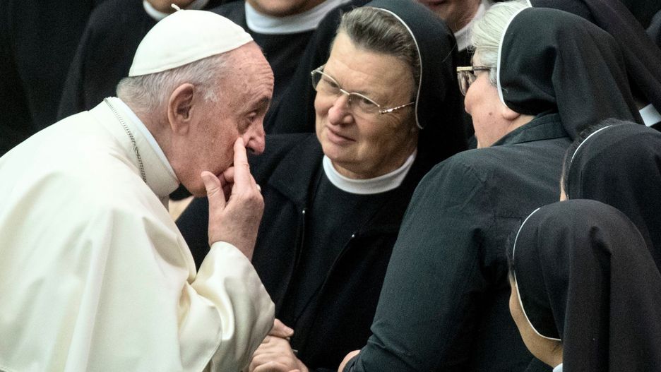 Papież Franciszek z zakonnicami