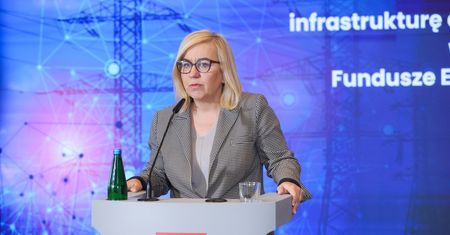 Mrożenie cen prądu. Resort klimatu: "Nie będzie nadmiarowych zysków spółek"