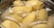 Dodaj do wody. Ziemniaki ugotują się dużo szybciej, a ich konsystencja i smak będą obłędne