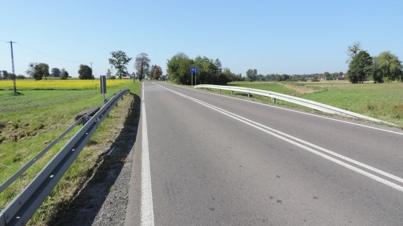 DK82 w miejscowości Wesołówka