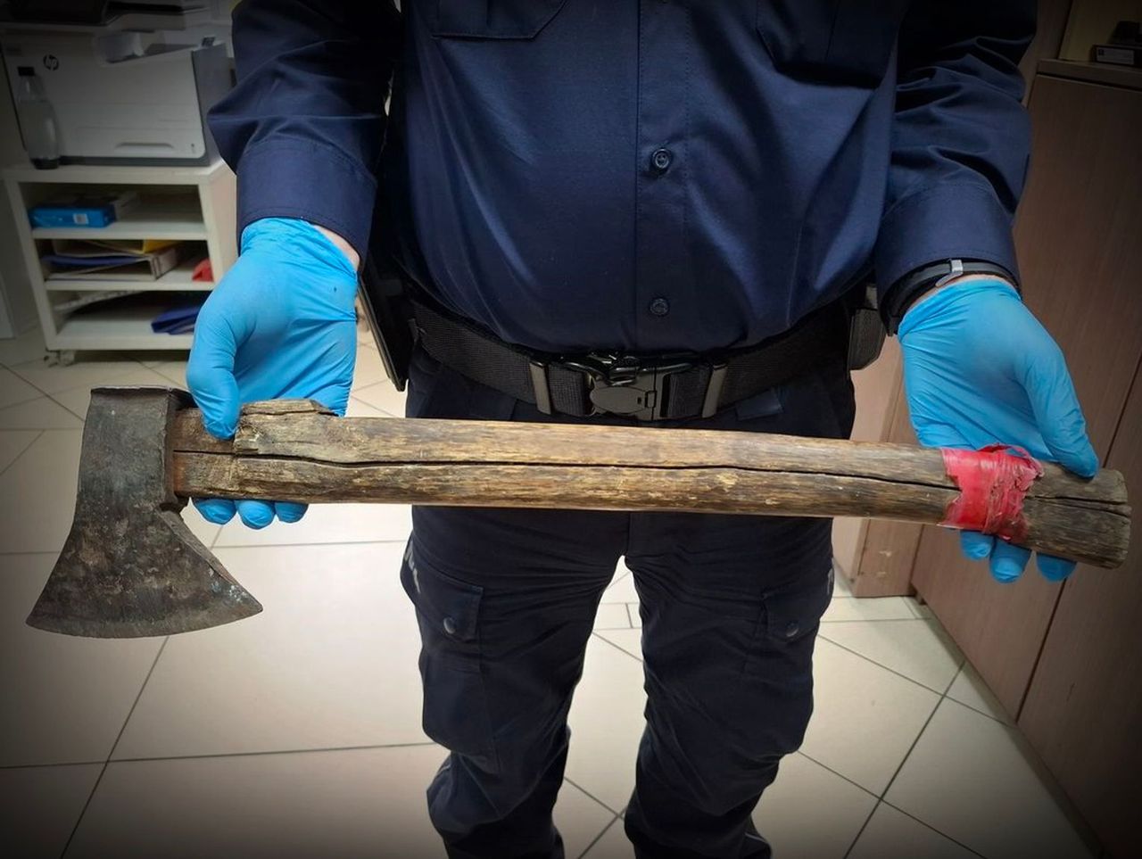 Biesko-Biała: Weszli przez okno i zaatakowali mężczyznę siekierami