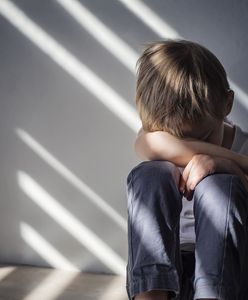 Urazy głowy i rany na ciele. Matka zgotowała Pawełkowi piekło