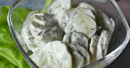 Większość sieka koperek do mizerii. Sięgnij po inny dodatek, a genialnie podbije smak