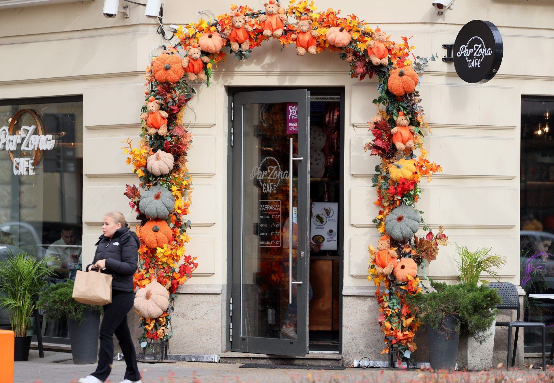 Pumpkin latte, misie i kolorowe liście - jesień zajrzała do sklepowych witryn i kawiarni.