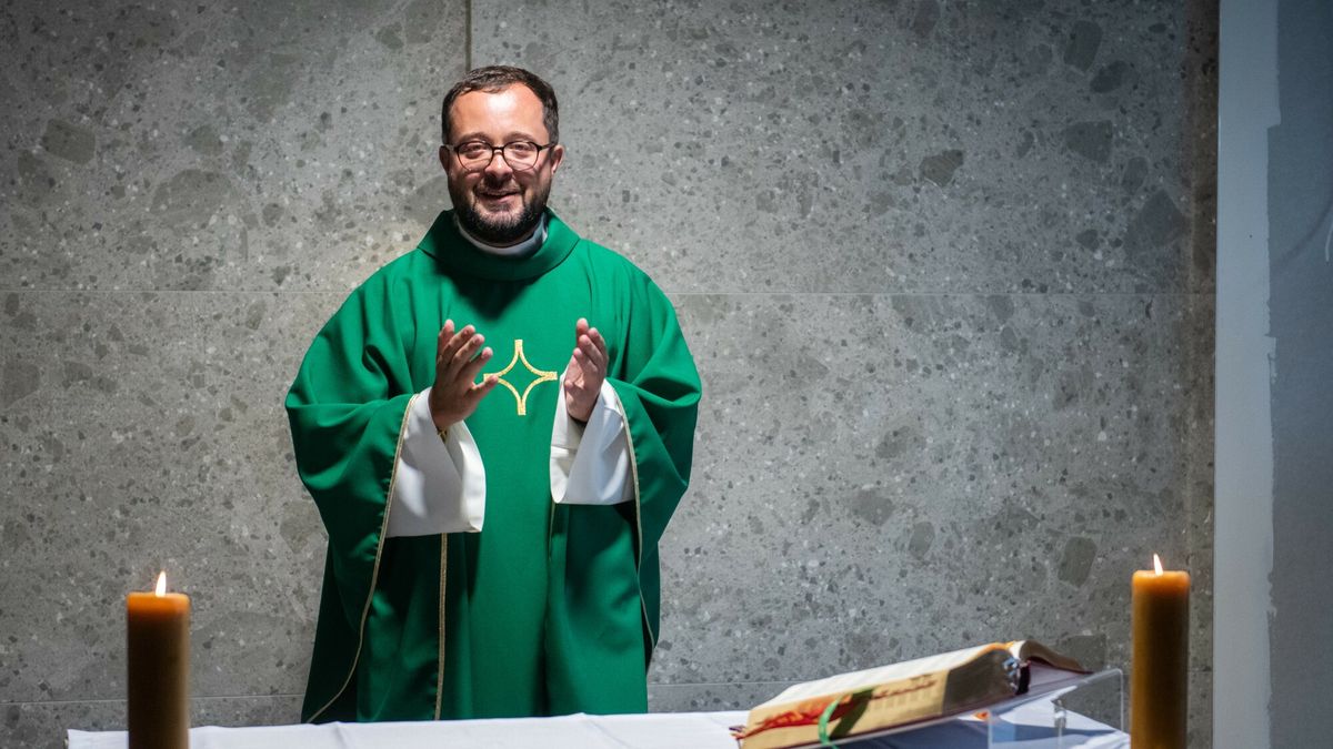 Nowa pozna?ska parafia rozpoczyna dzia?alno?? w bloku mieszkalnymFot. Lukasz Gdak/East News, Poznan, 01.09.2022. Na poznanskiej Lacinie powstala nowa parafia pw. Jezusa. Kosciol miesci sie w bloku w lokalu uzytkowym. Wcze?niej znajdowal sie tam sklep. Proboszczem nowej parafii zostal ks. Radoslaw Rakowski (n/z).Lukasz Gdak