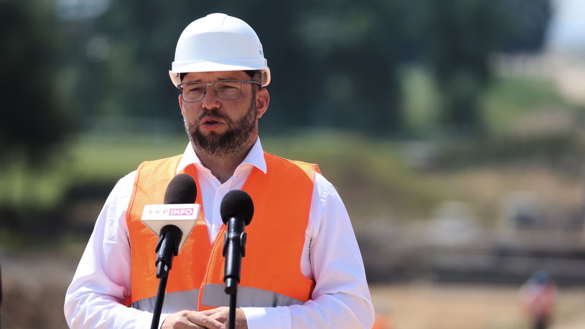 Dankowice, 17.06.2023. Minister funduszy i polityki regionalnej Grzegorz Puda podczas konferencji prasowej w Dankowicach, 17 bm. Temat: Budowa drogi ekspresowej S1 na odcinku Kosztowy-Bielsko-Biała. (ad) PAP/Zbigniew Meissner