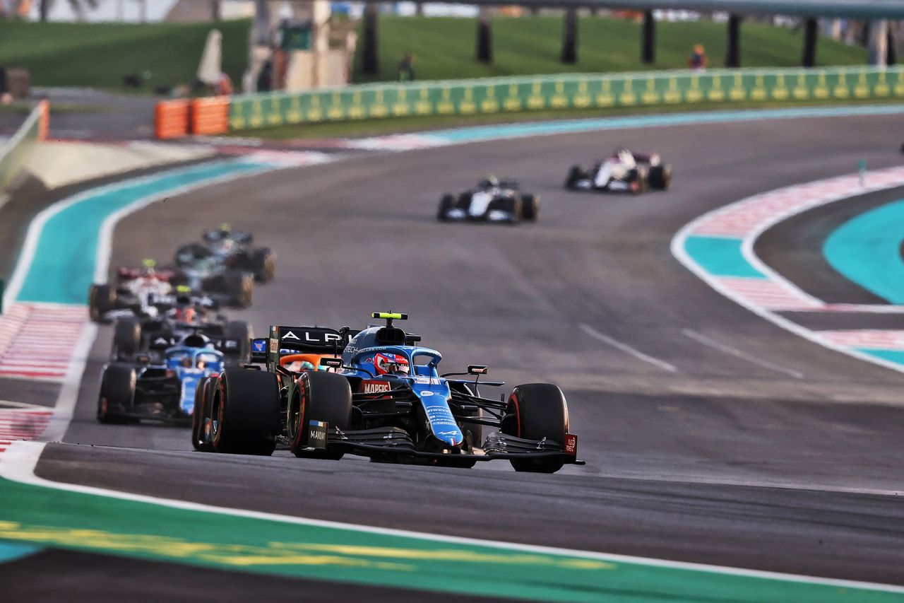 Esteban Ocon na Alpine A521 podczas GP Abu Dhabi