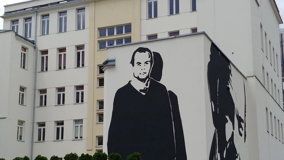 Warszawa. Mural z wizerunkiem Jacka Kuronia