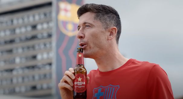 Robert Lewandowski z kolegami z FC Barcelony reklamuje katalońskie piwo
