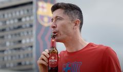 Robert Lewandowski z kolegami z FC Barcelony reklamuje katalońskie piwo