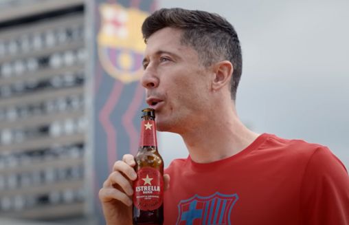 Robert Lewandowski z kolegami z FC Barcelony reklamuje katalońskie piwo