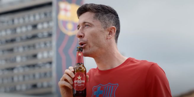 Robert Lewandowski z kolegami z FC Barcelony reklamuje katalońskie piwo