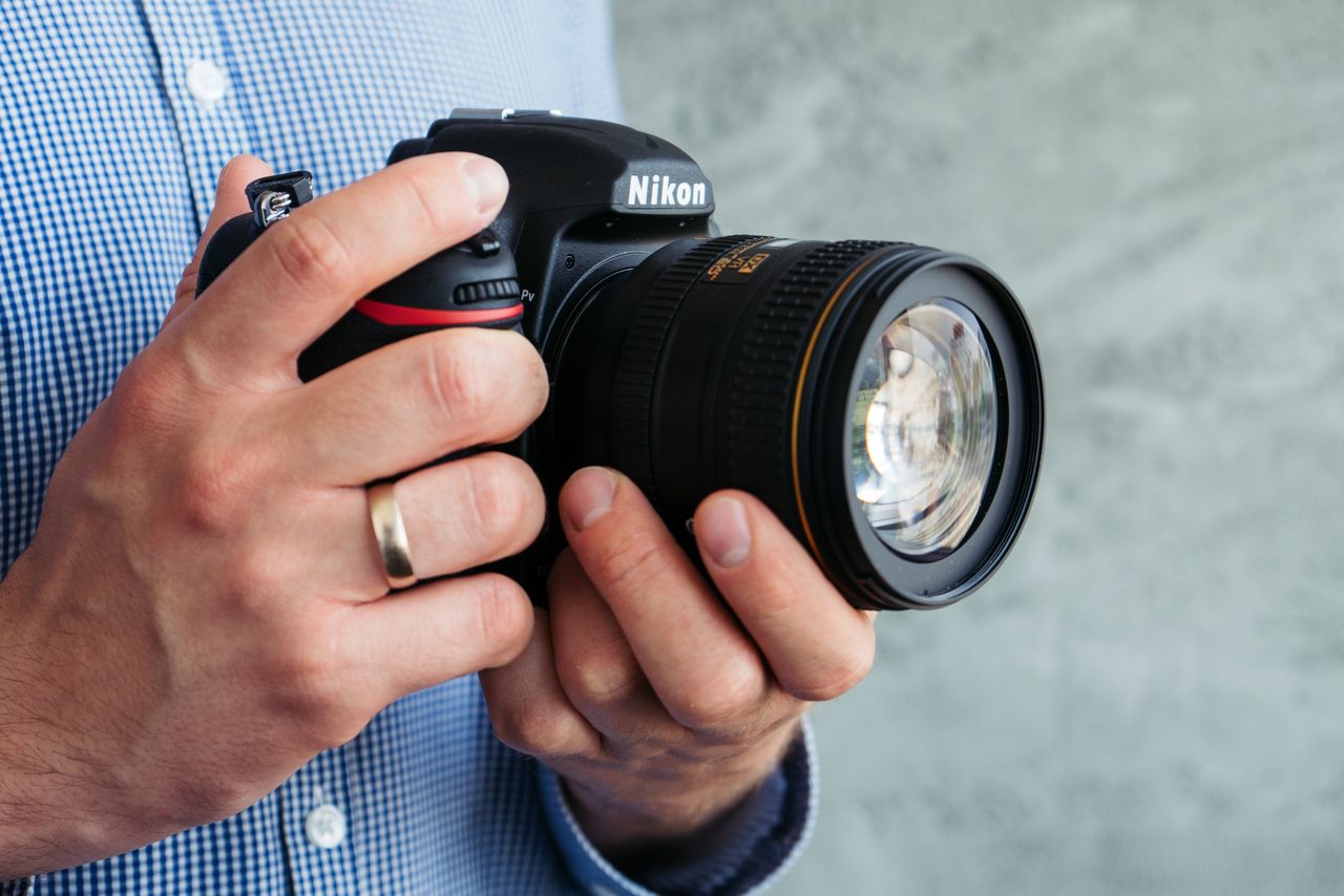 Nikon D500 - jego głęboki uchwyt