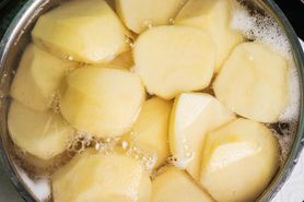 Kiedy solisz ziemniaki? Błąd może skutkować utratą witamin