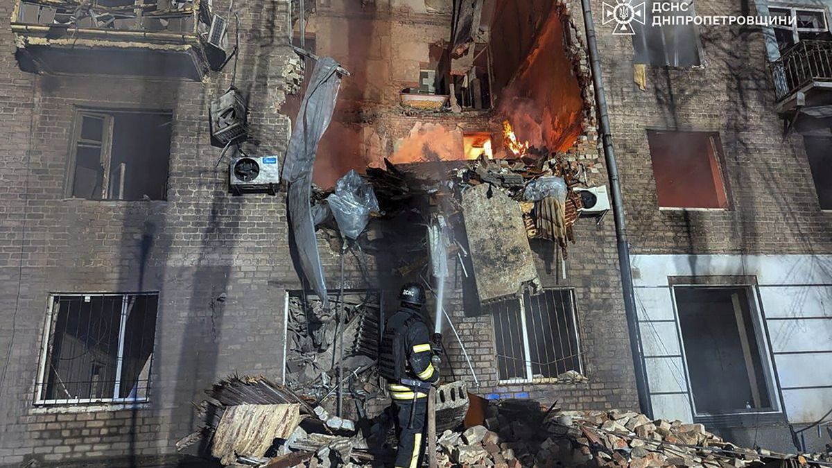 A handout photo made available by Ukraine's State Emergency Service shows Ukrainian rescuers working at the site of a Russian hit on a residential building in Kryvyi Rih, Ukraine, 08 January 2026, amid the ongoing Russian invasion. At least 26 people were injured, including six children, after Russian shelling in Kryvyi Rih, according to the State Emergency Service report. EPA/STATE EMERGENCY SERVICE HANDOUT HANDOUT EDITORIAL USE ONLY/NO SALES Dostawca: PAP/EPA.