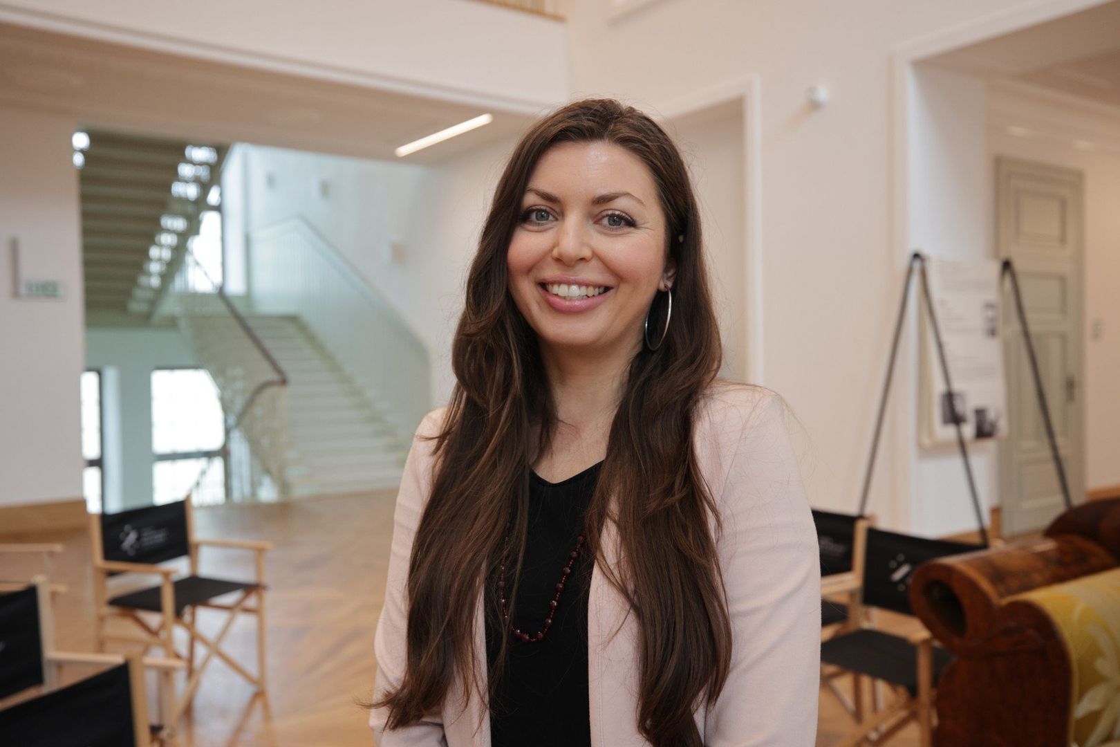Doktor Paulina Drozdowska jest rzecznikiem prasowym teatru. To ona informuje dziennikarzy o konferencjach teatralnych przed premierami i służy pomocą. 