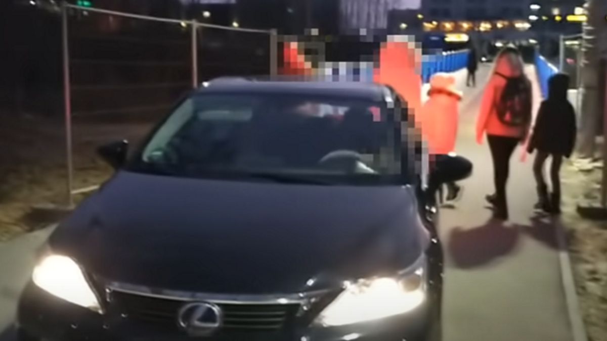 Kobieta wjechała samochodem na kładkę dla pieszych i rowerzystów