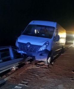 Na ekspresówce auto dostawcze uderzyło w bariery