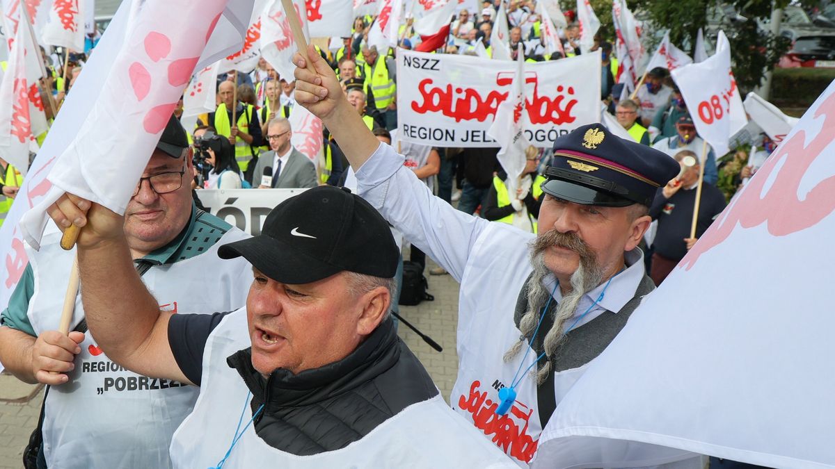 Protest pracowników spółki PKP Cargo przed siedzibą Ministerstwa