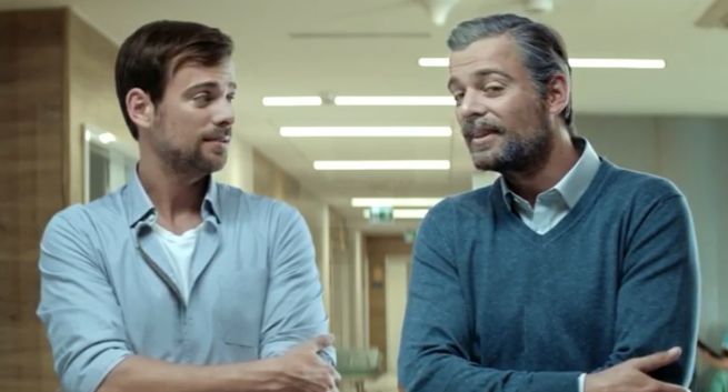 Dumny tata promuje „konto, które samo oszczędza” w mBanku (wideo)