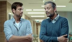 Dumny tata promuje „konto, które samo oszczędza” w mBanku (wideo)