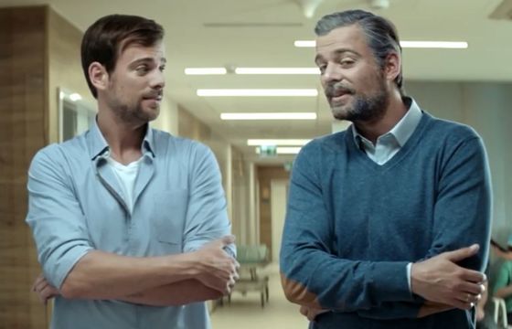 Dumny tata promuje „konto, które samo oszczędza” w mBanku (wideo)