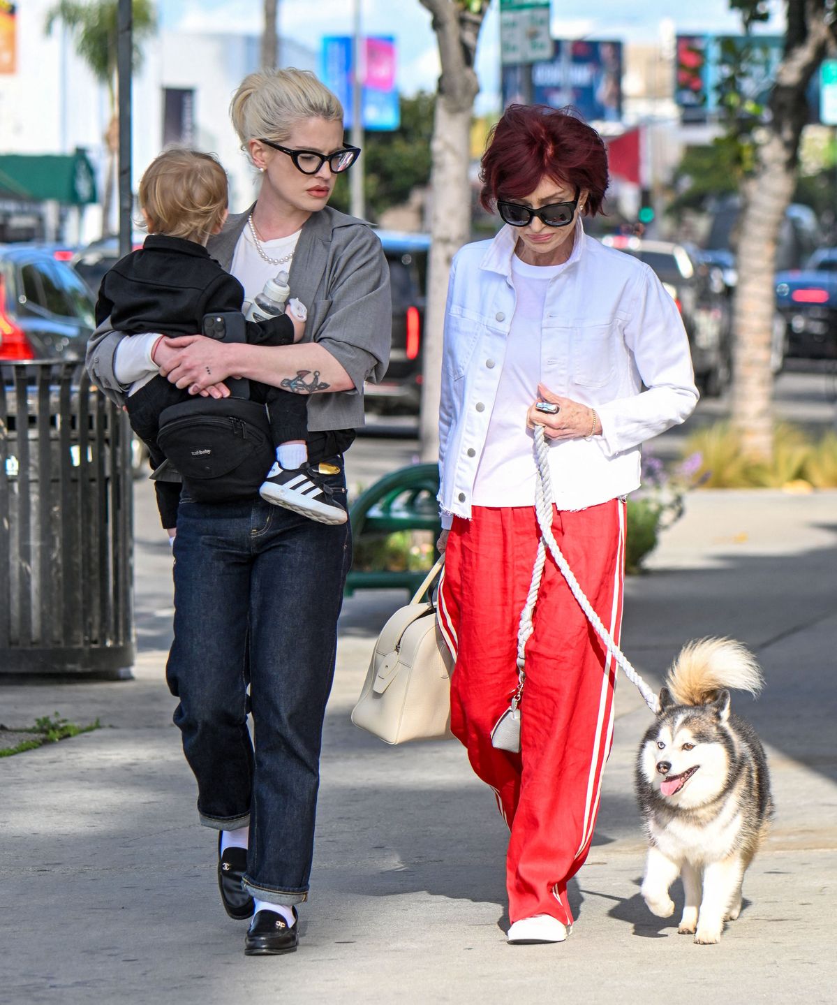 Odchudzone Sharon i Kelly Osbourne snują się po mieście