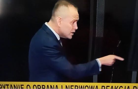 Prezydent wymachiwał dziennikarzowi TVN palcem. "Pan się ogarnie i słucha"