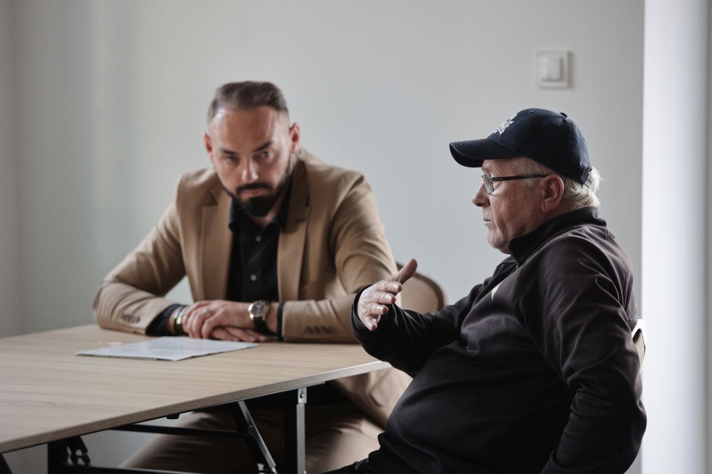 Na pierwszym planie Mateusz Matysek prezes klubu