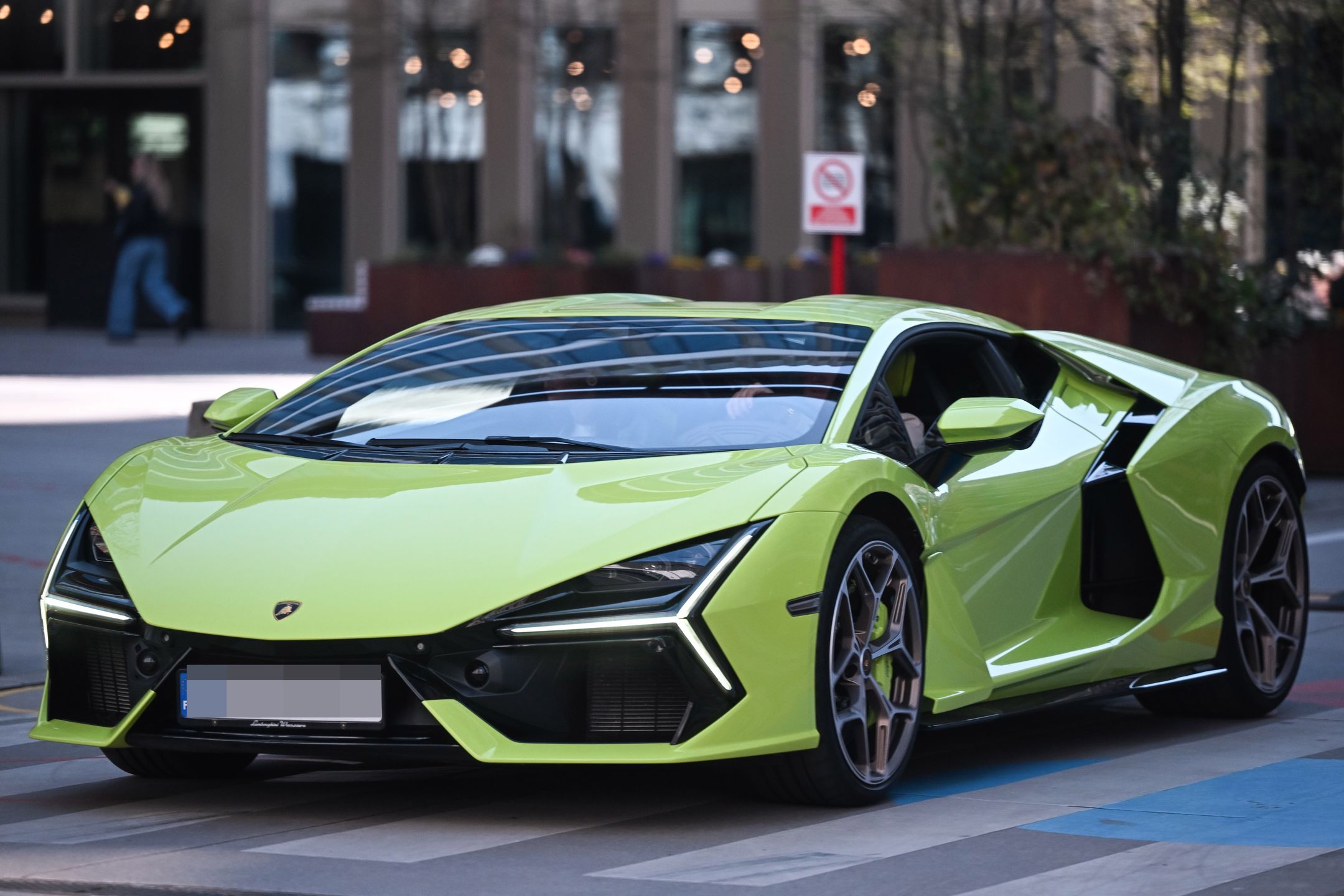 Klaudia Halejcio z partnerem na kawę pędzą buspasem Lamborghini 
