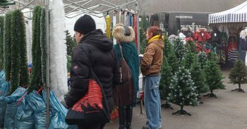 Ostrowiec Świętokrzyski: Na targu już święta. Bombki, światełka na choinkę i śpiewające Mikołaje