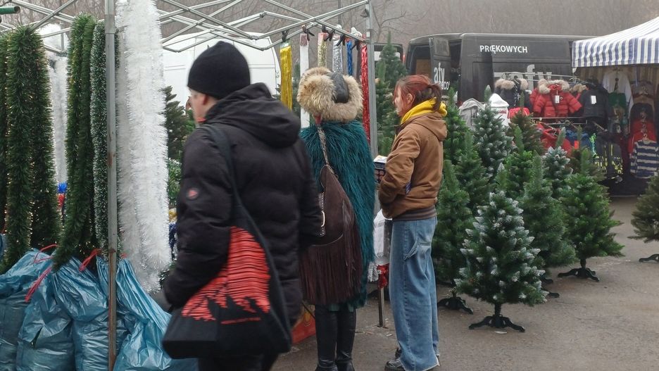 Ostrowiecki niedzielny targ w świątecznej odsłonie