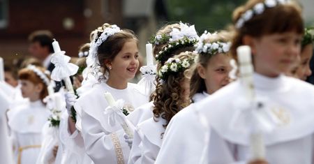 Do kiedy będzie trwał sezon komunijny? Pierwsze komunie święte w maseczkach za nami