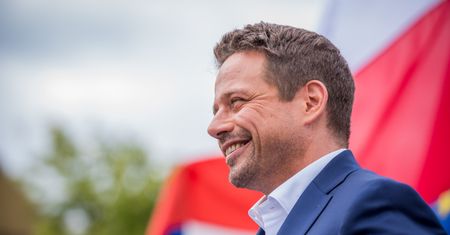 Rafał Trzaskowski uścisnął przyjaciela. Kim jest Łukasz Bromski?