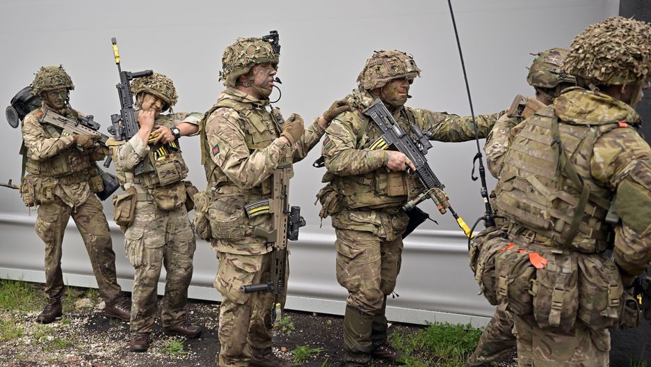 Raport służb wywiadowczych Estonii poświęca wiele uwagi bezpieczeństwu militarnemu kraju. Żołnierze estońscy uczestniczą, wraz z wojskiem ze wschodniej flanki NATO, w ćwiczeniach sojuszu