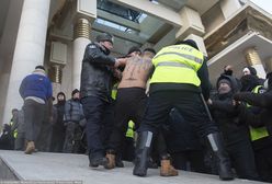 Najważniejsze informacje w środę rano. Wrze w wielkim kraju Azji